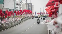 Sejumlah pengendara melintasi flyover yang dipenuhi bendera partai politik di Jakarta, Senin (15/1/2024). Sejumlah pengguna jalan mengeluhkan banyaknya bendera partai politik di kanan-kiri flyover yang dapat membahayakan pengguna jalan, terutama roda dua, serta merusak keindahan jalanan menjadi terlihat kumuh. (Liputan6.com/Faizal Fanani)