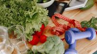 Definisi diet sehat bukan semata-mata membatasi makanan saja, tetapi menemukan keseimbangan dalam asupannya juga penting ya. (Foto dok: Freepik/prostooleh).