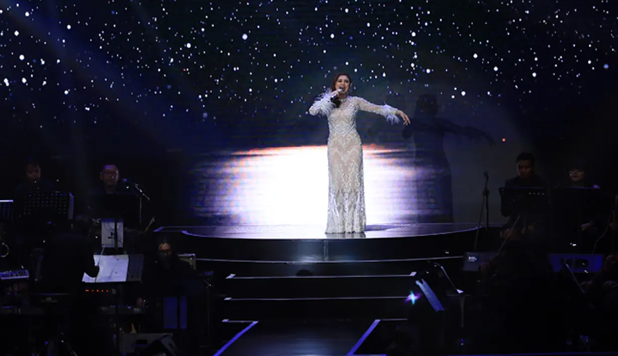 Lantas apa yang membuat Sri Rossa Handayani mau menangis di atas panggung konser. Ia mengaku terharu lagu Ayat Ayat Cinta yang ia dipopulerkan untuk film Ayat Ayat Cinta sebelumnya. (Deki Prayoga/Bintang.com)