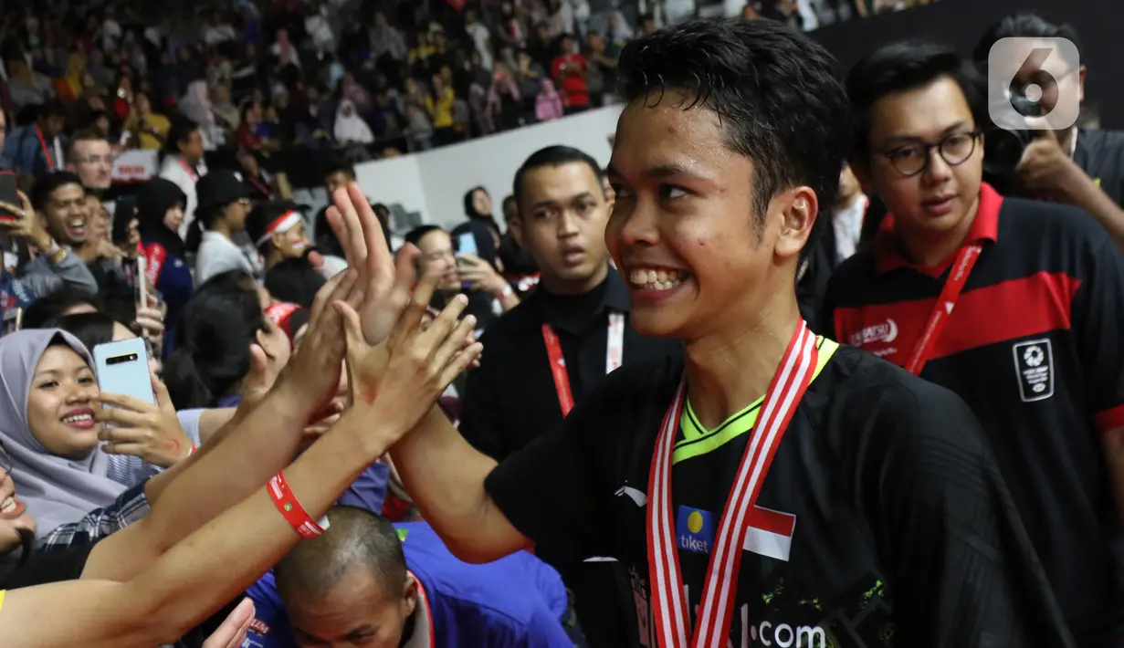 Pebulutangkis Indonesia, Anthony Sinisuka Ginting disambut penggemarnya usai laga final tunggal putra Indonesia Masters 2020 melawan Anders Antonsen (Denmark) di Istora GBK, Jakarta, MInggu (19/1/2020). Anthony Sinisuka unggul 17-21 21-15 21-9. (Liputan6.com/Helmi Fithriansyah)