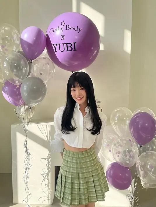 Bak idol kpop, Lee Yubi tampil menawan berbalut crop top dan rok lipit. @yubi_190.