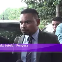 Sandy Tumiwa dan barang-barang bukti lainnya dilimpahkan ke Kejaksaan Tinggi DKI Jakarta setelah ditahan di Polda Metro Jaya selama 11 hari, sejak penangkapannya di apartemen yang berlokasi di Jakarta Barat.