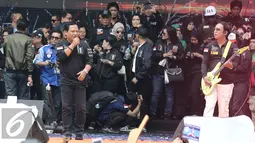 Penampilan Wali band saat Kampanye Akbar Satukan Jakarta di kawasan Kuningan, Jakarta, Sabtu (11/2). Pasangan AHY- Sylvi menggelar kampanye akbar di hari terakhir masa kampanye untuk Pilkada 2017. (Liputan6.com/Herman Zakharia) 