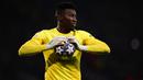 Kiper Inter Milan, Andre Onana menguasai bola saat menghadapi Manchester City pada laga final Liga Champions 2022/2023 di Ataturk Olympic Stadium, Istanbul (10/6/2023). Jika menjadi kenyataan pindah ke Manchester United, Andre Onana yang kini berusia 27 tahun akan bereuni dengan Erik ten Hag yang notabene adalah pelatihnya saat membela Ajax Amsterdam. (AFP/Marco Bertorello)