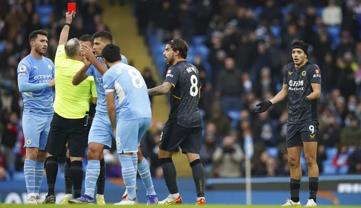 Pemain Wolverhampton Wanderers Raul Jimenez (kanan) menerima kartu merah dari wasit Jonathan Moss saat melawan Manchester City pada pertandingan sepak bola Liga Inggris di Etihad Stadium, Manchester, Inggris, 11 Desember 2021. Manchester City menang 1-0. (AP Photo/Dave Thompson)