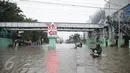 Seorang pria mendorong motornya yang mogok saat menerobos banjir di Jalan Gunung Sahari, Jakarta Pusat, Selasa (21/2). Banjir setinggi pinggang orang dewasa menyebabkan terputusnya sejumlah akses jalan untuk kendaraan bermotor (Liputan6.com/Faizal Fanani)
