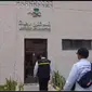 Kabid Linjam PPIH Arab Saudi Harun Al Rasyid di depan pos polisi Mina memperlihatkan data visa jemaah yang hilang saat puncak haji di Armuzna. Hingga saat ini, proses pencarian ketiga jemaah tersebut masih berlangsung. (FOTO: MCH PPIH ARAB SAUDI 2023)