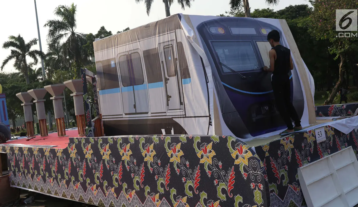 Pekerja menyelesaikan pembuatan miniatur MRT di atas kendaraan hias di kawasan Monas, Jakarta, Jumat (28/6/2019). Kendaraan hias tersebut dipersiapkan untuk mengikuti Jakarnaval 2019 yang merupakan puncak perayaan HUT ke-492 DKI Jakarta, Minggu (30/6). (Liputan6.com/Helmi Fithriansyah)