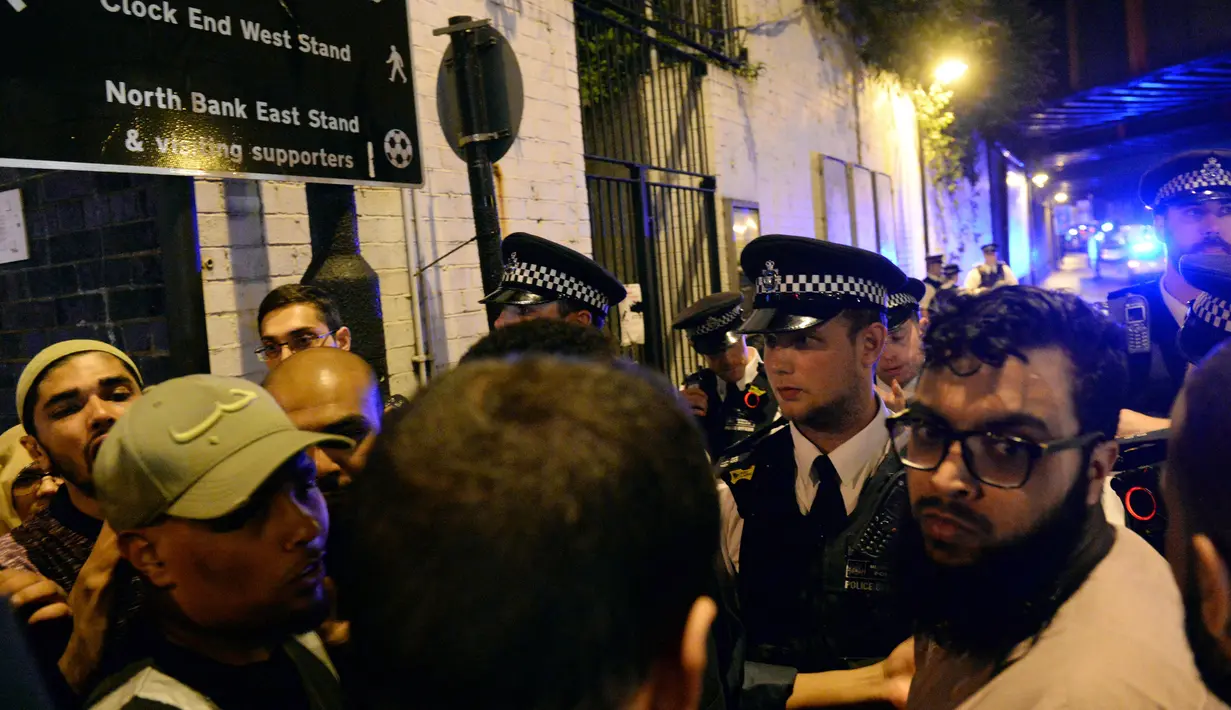 Polisi menggali informasi usai insiden kendaraan yang menabrak pejalan kaki di kawasan Finsbury Park, utara London, Senin (19/6). Menurut kesaksian sebuah van menyasar kerumunan orang yang baru selesai salat malam di dekat masjid. (Yui Mok/PA via AP)