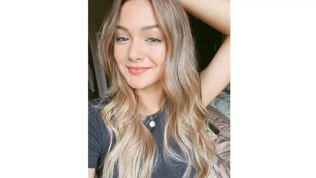 Amanda Rawles sebelumnya tampil dengan rambut coklat gelap, kali ini mengecat rambutnya menjadi pirang.