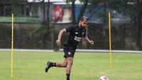 Zulham Zamrun mengikuti sesi latihan PSM Makassar di Lapangan Bosowa Sports Centre, Jumat (12/3/2021). (Bola.com/Abdi Satria)