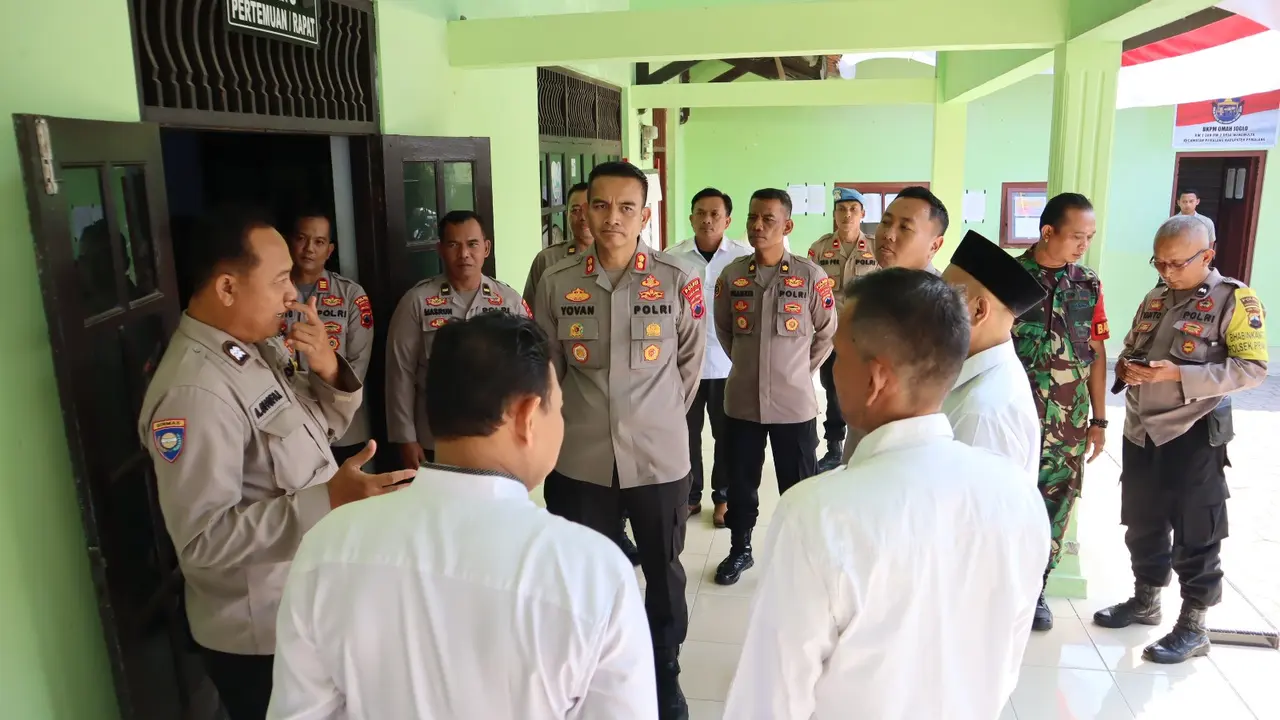 Kapolres Pemalang mengecek kiprah Polisi RW. (Foto: Liputan6.com/Polres Pemalang)
