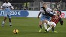 Penyerang SS LAzio, Ciro Immobile hentikan pergerakan Lucas Paqueta pada laga semifinal Coppa Italia yang berlangsung di stadion Olimpico, Roma, Rabu (27/2). AC Milan bermain imbang 0-0 kontra SS Lazio. (AP Newsroom)
