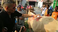 Cristian Gonzales saat membeli sapi sebagai hewan kurban, Kamis (31/8/2017), untuk Idul Adha 2017. (Bola.com/Iwan Setiawan)