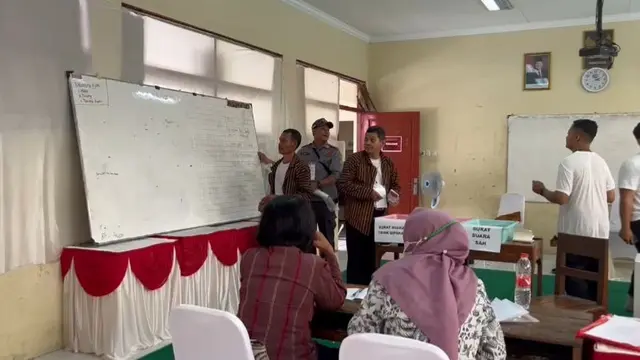Penghitungan suara TPS 12 Sumber, Banjarsari, Solo, tempat Presiden RI ke-7 Joko Widodo (Jokowi) dan Iriana Jokowi menggunakan hak pilihnya di Pilkada Jawa Tengah, Rabu, (27/11/2024). (Liputan6.com/Khofifah Azzahro)
