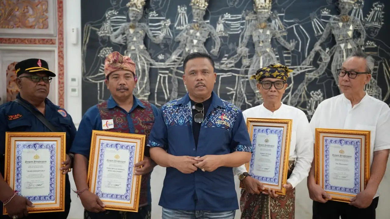 Kakorlantas Polri Irjen Agus Suryonugroho memberikan piagam penghargaan kepada sejumlah tokoh komunitas di Bali.