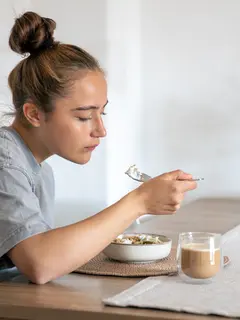Salah satu menerapkan mindful portion dengan menggunakan piring yang berukuran kecil untuk makan. (Foto/dok: Freepik/Pvproduction)