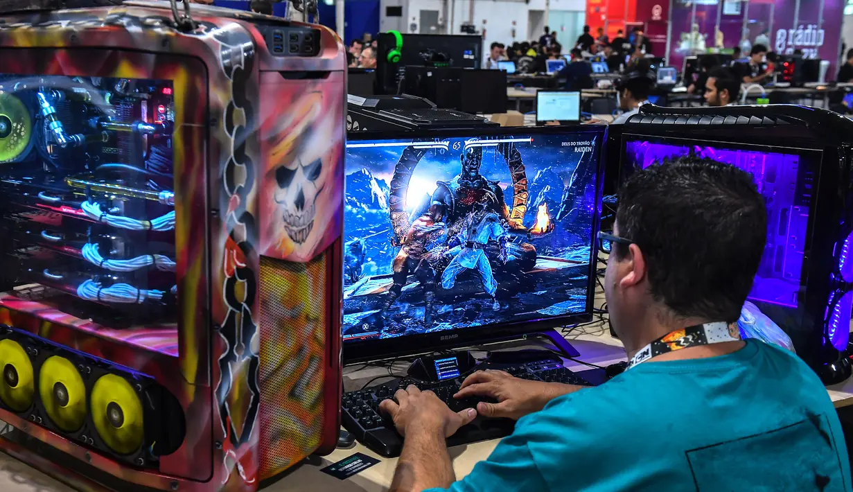 Peserta bermain game pada acara Festival Teknologi Campus Party di Sao Paulo, Brasil, Selasa (30/1). Sebanyak enam ribu pengguna internet pra-registrasi berpartisipasi dalam acara tahunan ini. (Nelson ALMEIDA/AFP)