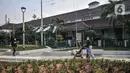 Calon penumpang KRL berjalan di depan Stasium Manggarai, Jakarta, Kamis (30/9/2021). Halaman Stasiun Manggarai akan dilengkapi jalur sepeda, plaza orientasi, halte Transjakarta, pos polisi, musala, halte ojek online, pangkalan bajaj, dan zona khusus PKL. (merdeka.com/Iqbal S. Nugroho)