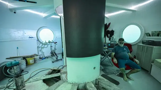 Pria Hdup di Dalam Laut