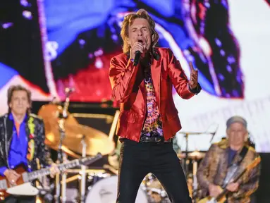 Personel grup band The Rolling Stones Mick Jagger (tengah) tampil pada tur Sixty Stones Europe 2022 di Stadion Wanda Metropolitano, Madrid, Spanyol, 1 Juni 2022. (AP Photo/Manu Fernandez)