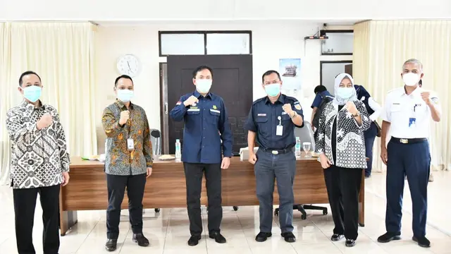 Kepala BPH Migas M Fanshurullah Asa, Anggota Komite BPH Migas Jugi Prajogio beserta tim melakukan kunjungan kerja ke Kantor PT KAI DAOP 2 Bandung. (Dok BPH Migas)