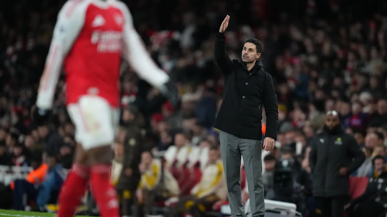 Mikel Arteta memberikan instruksi pada skuad Arsenal di laga kontra Brenfford di Emirates Stadium, Kamis (04/12/2025) dini hari WIB. (AP Photo/Kirsty Wigglesworth)