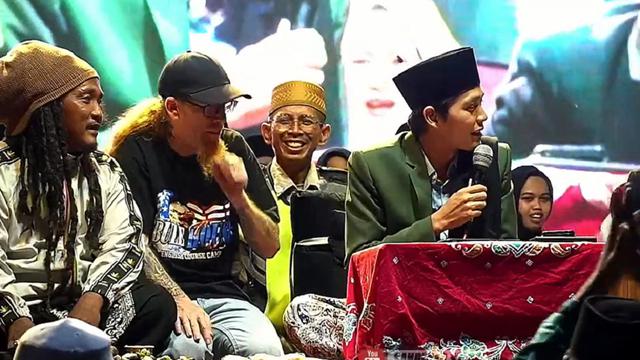 Bule yang duduk disamping Gus Iqdam ternyata seorang mualaf (SS: YT Sandekar ST)