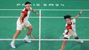 <p>Pemain ganda putri Indonesia, Siti Fadia Silva Ramadhanti (depan) mengembalikan bola di depan net saat menghadapi wakil Malaysia, Pearly Tan/Thinaah Muralitharan pada laga Grup A Olimpiade Paris 2024 di Porte de la Chapelle Arena, Paris, Selasa (30/7/2024). Apriyani Rahayu/Siti Fadia Silva Ramadhanti kalah 18-21, 9-21. (Dok. NOC Indonesia/Naif Muhammad Al'as)</p>