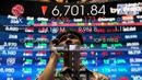 Pekerja menatap layar monitor yang menampilkan Indeks Harga Saham Gabungan (IHSG) di Bursa Efek Indonesia, Jakarta, Jumat (7/2/2025). (Liputan6.com/Angga Yuniar)