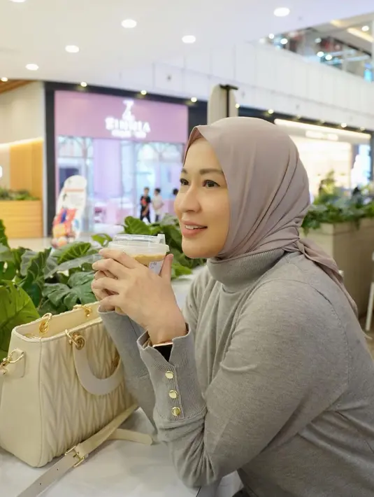 Masih kata Raindy, saat itu Okie bingung karena diceraikan secara agama oleh pesepakbola Gunawan. Apalagi, kala itu tidak ada alasan yang jelas kenapa suaminya ingin cerai. [Instagram/okieagustina_]