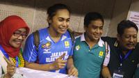 Pemain Jakarta Elektrik PLN, Aprilia Manganang, berfoto bersama para penggemarnya di GOR Ken Arok, Malang, Minggu (29/1/2017). (Bola.com/Andhika Putra)