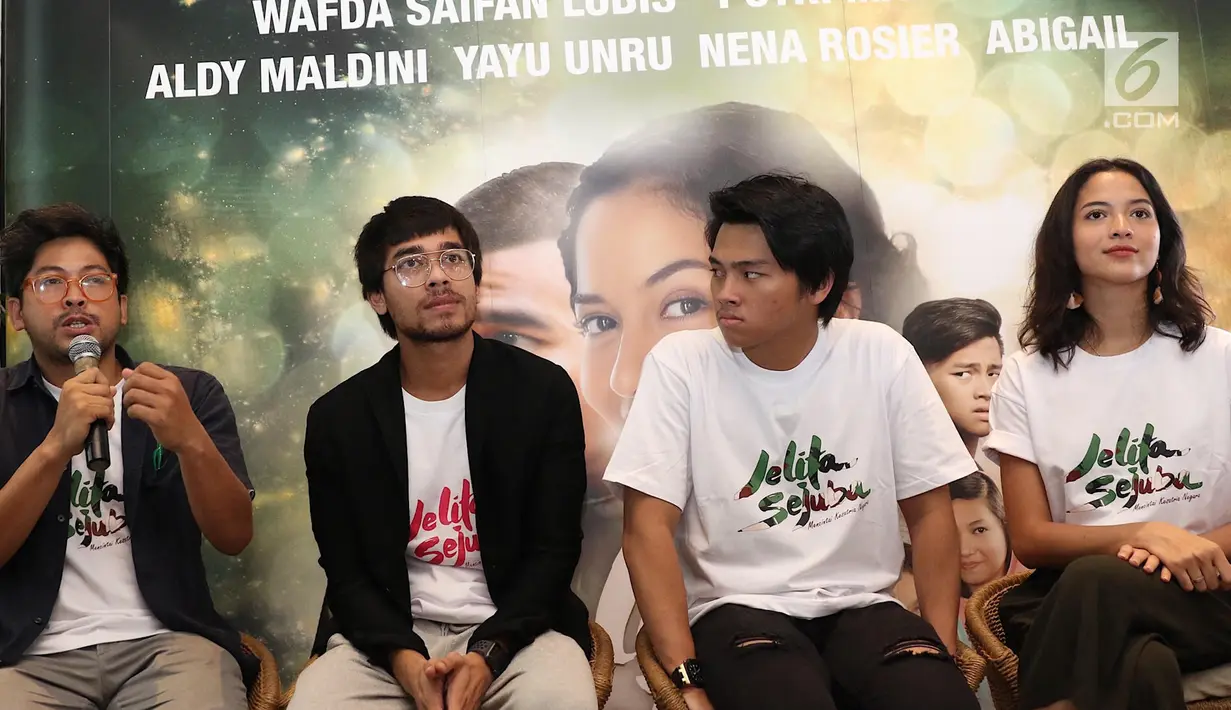 Sutradara Ray Nayoan pada konferensi pers film Jelita Sejuba (Mencintai Ksatria Negara) di Jakarta, Rabu (7/3). F ilm yang berlatar belakang Pulau Natuna itu akan tayang di seluruh bioskop tanah air mulai 5 April 2018. (Liputan6.com/Immanuel Antonius)