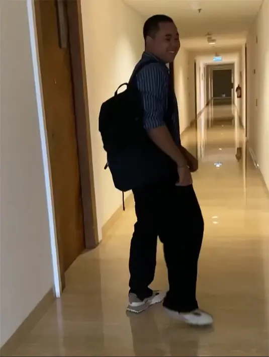 "Good luck," tutur Yuni melepas kepergian putranya ke lokasi ujian.  [Instagram/yunishara36]