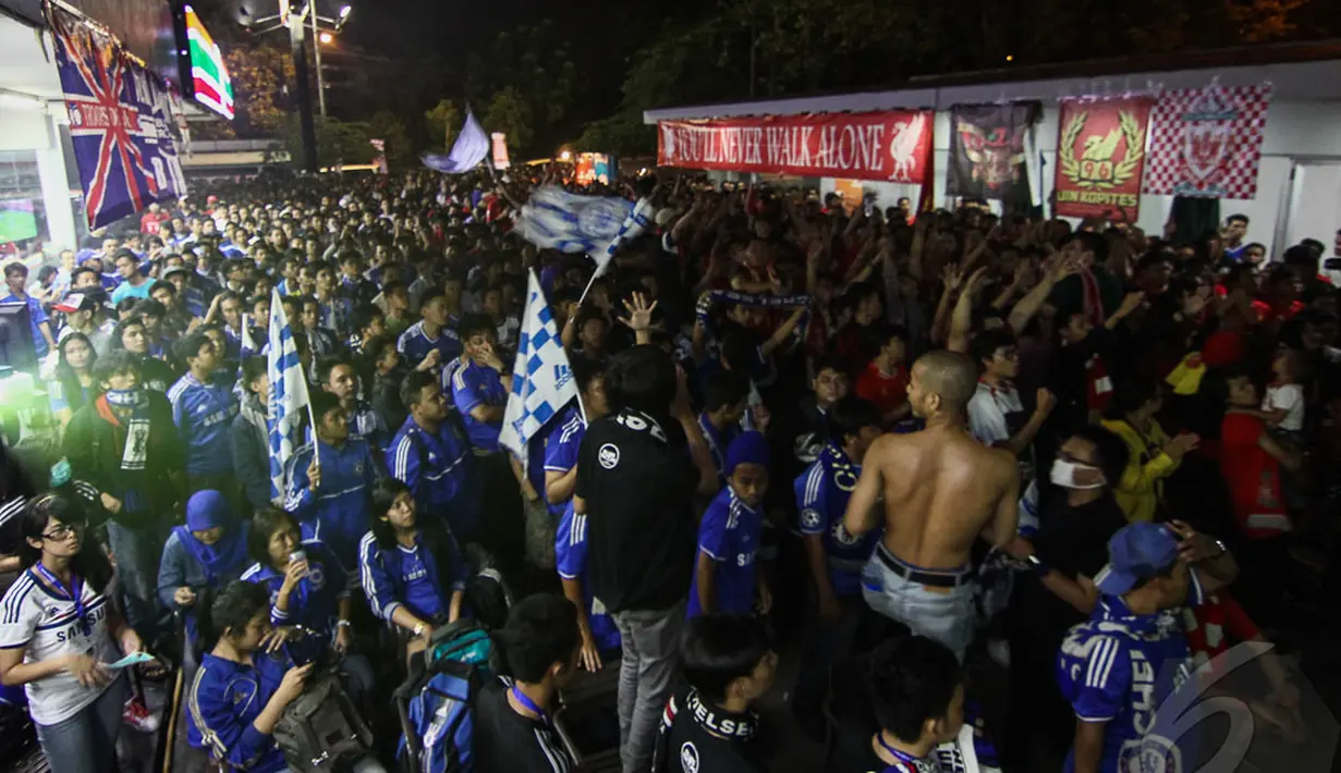 Liputan6.com bersama Nex Media gelar nonton bareng  Liga Premier, Tanah Kusir, Jakarta, Minggu (27/4/2014)(Liputan6.com/Faizal Fanani).