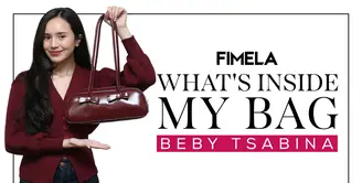 Baby Tsabina mengajak kita untuk melihat barang-barang yang wajib ia bawa di dalam tasnya. Yuk intip apa saja barang-barang yang selalu dibawa Beby Tsabina di dalam tas maroonnya kali ini.