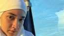 Begini penampilan Nadya Arina saat berada di Tanah Suci. Sudah berusia 25 tahun, saat ini memang cukup banyak selebriti menjalani ibadah umrah di usia muda. Seperti halnya Al, El dan Dul yang sempat menemani ibadah umrah ibundanya. (Liputan6.com/IG/@nadyaarina)