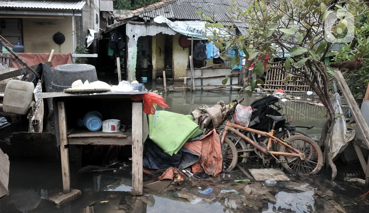 Kondisi banjir yang masih menggenangi Kampung Rawa Indah, Jakarta Utara, Senin (24/2/2020). Kampung yang terletak di dua kelurahan, yakni Sukapura dan Pegangsaan Dua tersebut masih terendam banjir hingga sore ini dengan ketinggian air 30-50 cm. (merdeka.com/Iqbal S Nugroho)