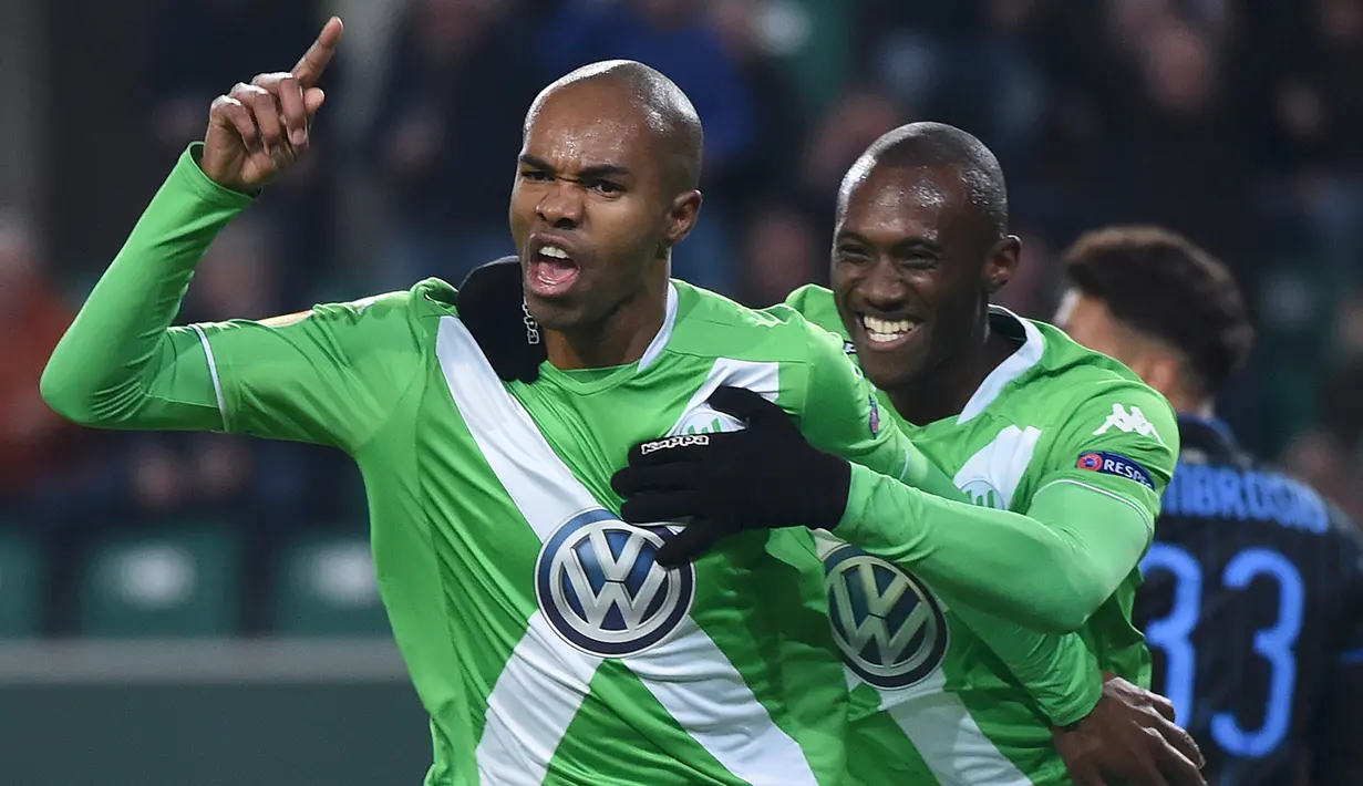 Bek Wolfsburg, Naldo (kiri) merayakan selebrasi bersama Joshua Guilavogui usai mencetak gol di leg pertama 16 besar Liga Europa di Stadion Volkswagen Arena, Jumat (13/3/2015). Wolfsburg menang 3-1 atas Inter Milan. (Reuters/Fabian Bimmer)