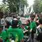 Sekitar 10 ribu Bonek Mania melakukan aksi turun ke jalan saat sidang terakhir sengketa hak atas nama dan logo Persebaya, Kamis (30/6/2016). (Bola.com/Fahrizal Arnas)