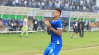 Striker Persib Bandung, Muhammad Dimas Drajad, mencetak gol ke gawang Persija Jakarta pada pekan keenam BRI Liga 1 di Stadion Si Jalak Harupat, Soreang, Kabupaten Bandung, Senin (23/9/2024). (Bola.com/Erwin Snaz)