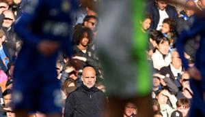 Manajer Manchester City, Pep Guardiola, berhasil membawa anak asuhnya meraih kemenangan 3-0 atas Chelsea pada laga pekan ke-32 Premier League musim ini di Stamford Bridge, Minggu (12/04/2026) malam WIB. (AFP/Adrian Dennis)