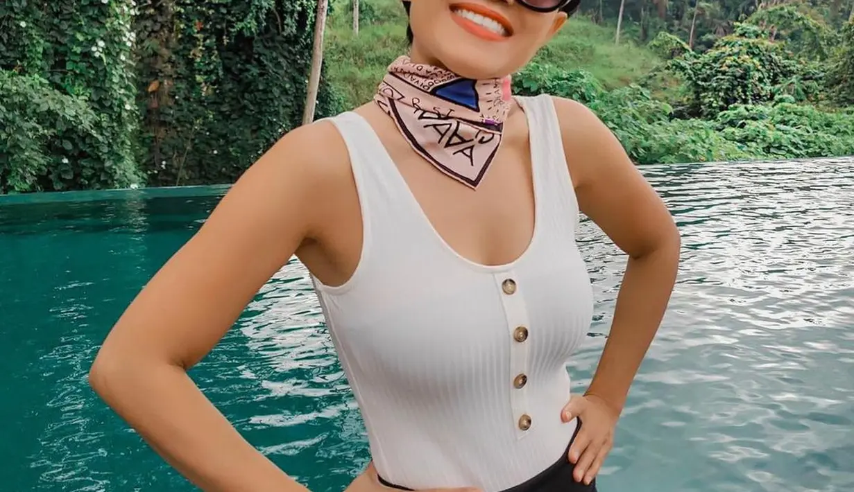 Tak hanya itu, outfit Herdiana Kiehl  juga sangat mencuri perhatian karena sangat stylish dan kekinian. (FOTO: instagram.com/herdianak/)