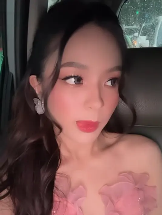 Eca Aura memilih gaya rambut ikat samping bergaya wave dengan poni belah dua membingkai wajah. Ia pun menambahkan anting-anting model bunga transparan. [@elsaajapasal]