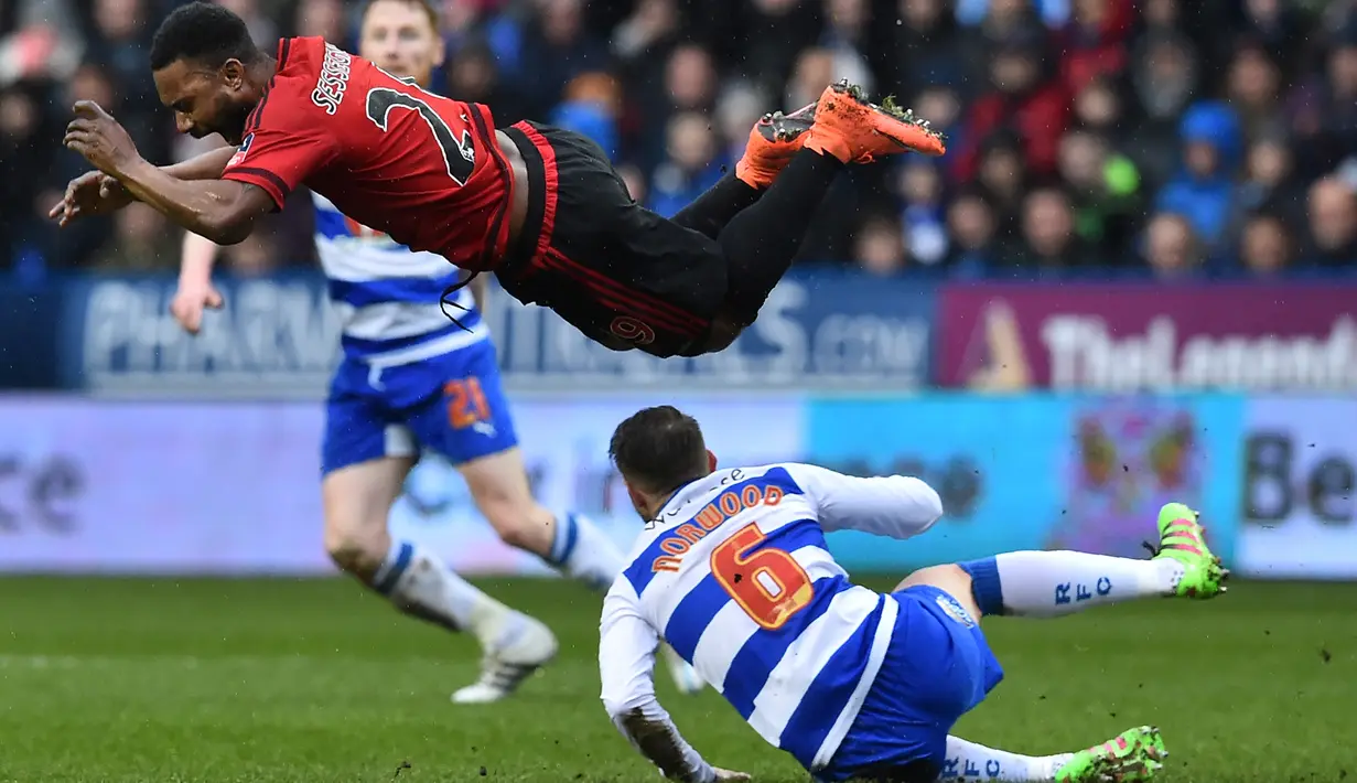 Pemain Reading, Oliver Norwood (bawah), melakukan tekel kepada pemain West Bromwich Albion, Stephane Sessegnon, dalam laga putaran kelima Piala FA di Stadion Madejski, Reading, Inggris (20/2/2016). (AFP/Ben Stansall)