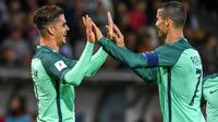 Striker tim nasional Portugal Andre Silva (kiri) bersama Cristiano Ronaldo. (AFP/Ilmars Znotins)