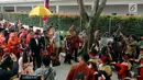 Pasangan Kahiyang Ayu dan Bobby Nasution saat mengikuti prosesi Pesta Adat di Bukti Hijau Regency, Taman Setia Budi, Medan, Sabtu, (25/11). Kedua mempelai mengenakan baju adat dipadukan dengan songket khas Palembang. (Liputan6.com/Johan Tallo)