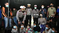 Korlantas Polri yang diwakili oleh Direktur Lalu Lintas (Dirlantas) Polda Jawa Tengah (Jateng) Kombes Pol Rudy Safirudin memberikan bantuan dan trauma healing bagi anak-anak korban erupsi Gunung Merapi. (Dok: Korlantas Polri)