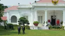 Usai upacara penyambutan, Jokowi dan Li Qiang kemudian beranjak ke Ruang Credential. (AP Photo/Achmad Ibrahim)