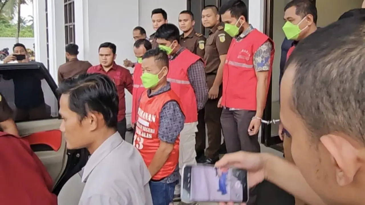 Petugas Kejari Bengkalis menggiring 5 tersangka korupsi kredit yang disalurkan Bank Riau Kepri Syariah.